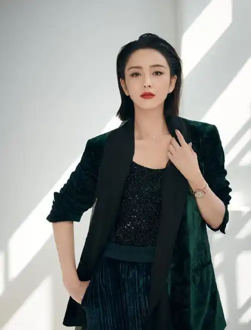 佟丽娅短发优雅时尚大片写真图片
