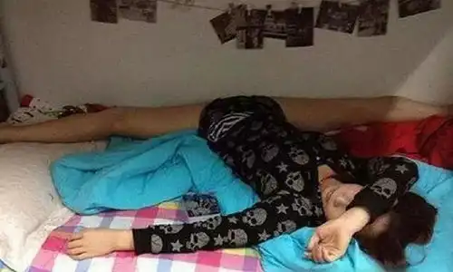 搞笑gif现在的小姑娘真没素质大晚上你们这样合适吗
