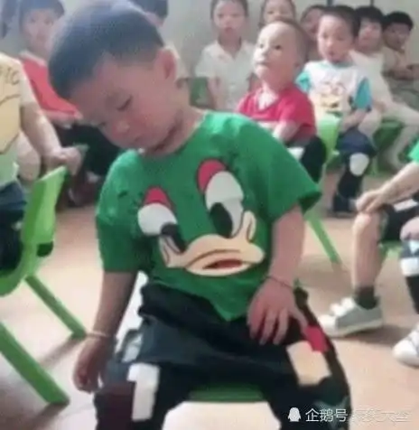 搞笑gif趣图你就是传说中的李十针吧
