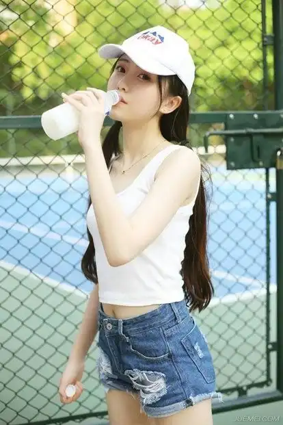 搞笑gif趣图小姐姐,你喝的啥呀,给我也喝一口呗
