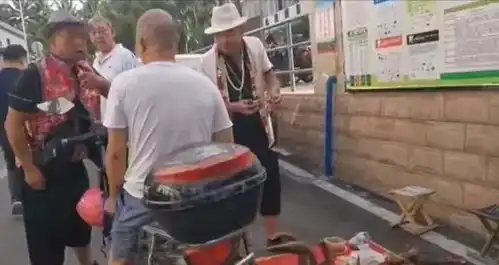 海口男子在路边摊买了一截羊角与摊主发生争执
