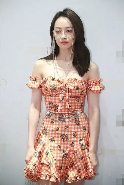 离开精修后的宋茜身材这么绝,一袭露肩短裙秀身材,谁还敢说她胖
