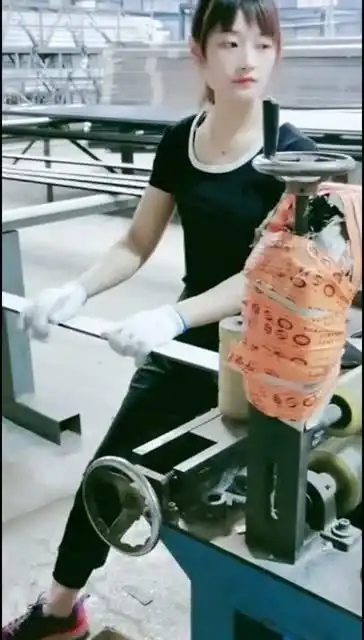 工厂里的生活,美女无限重复这一个动作,眼睛里都没有光彩了
