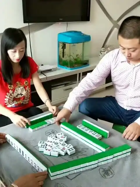 搞笑打麻将和牌,两张一万太调皮自己还化妆了
