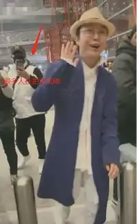 组图李玉刚机场遭粉丝追拍害羞捂脸一路小跑飞奔上电梯
