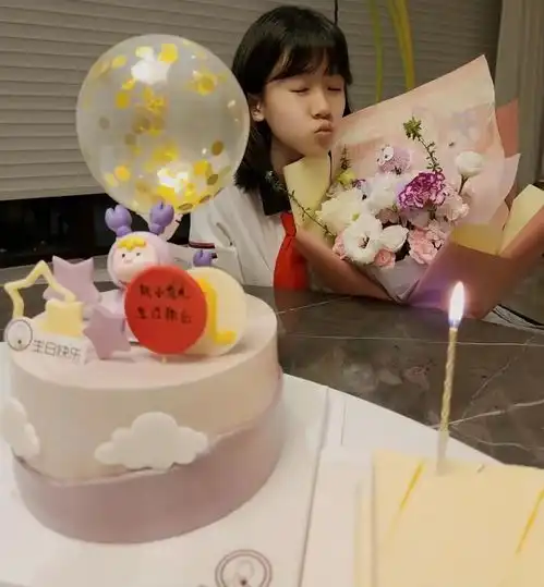 陆毅低调为大女儿庆生,14岁贝儿颜值高像爸爸,个头已近一米七
