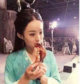明星片场时的真实模样,热巴当导演赵丽颖不忘吃,安以轩最搞笑
