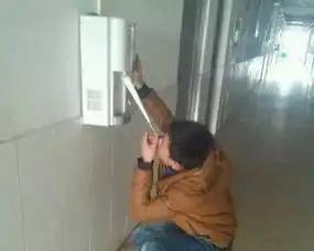 搞笑gif趣图妹子,你衣服上的字是认真的吗谁看见都会尴尬吧太扎眼了

