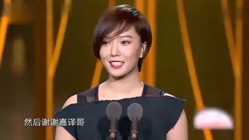 王珞丹喊话张嘉译,台下萌叔却跟黄晓明聊得火热,王珞丹嘟嘴生气了
