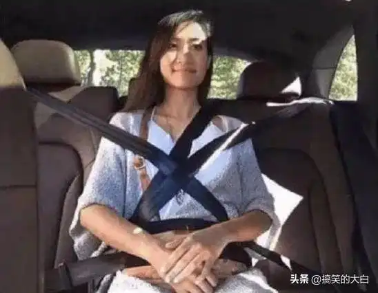 爆笑的gif图片老哥去放生鱼儿时十分不舍,所以又多送了一程
