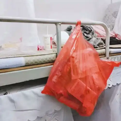 搞笑图片教室里罚站,教官像家里管教孩子一样,拿起笤帚疙瘩
