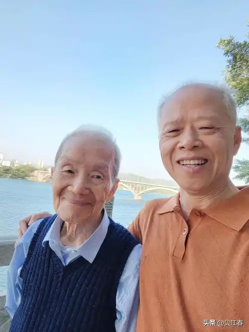 最不舍爸爸的搞怪表情照片
