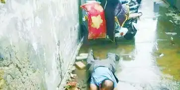 商丘光膀哥修水管走红趴在冰水中搞抢修
