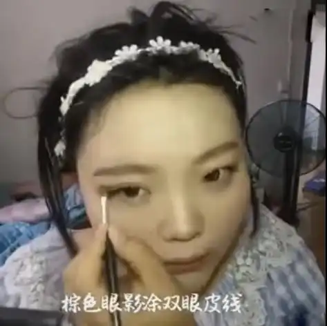 女人天生丑没关系,这样化妆,再丑也能变漂亮
