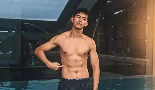 李现晒腹肌照,老干部风格整出两个版本,你咋有两幅面孔呢
