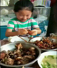 搞笑gif趣图小姑娘馋的表达方式真是异于常人
