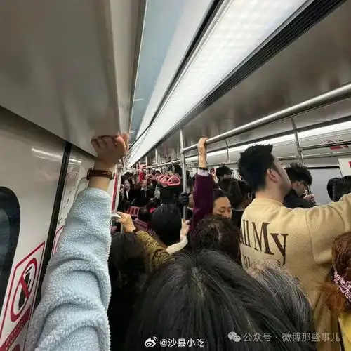 地铁上的攀岩高手,上班族看了又心酸又好笑

