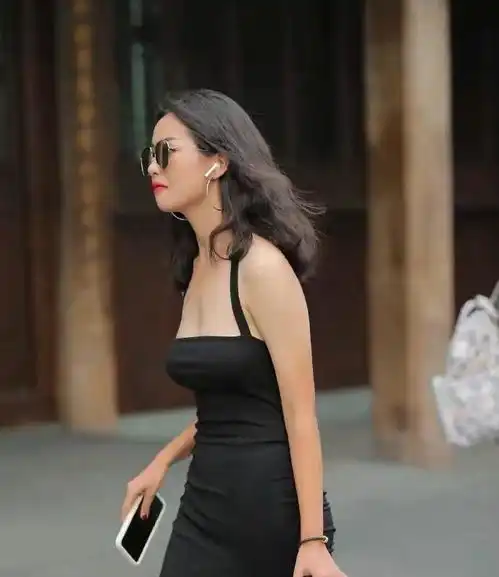 美女脚上搭配着一双一字带的高跟凉鞋,显得气质又有魅力
