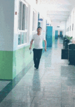 搞笑gif妹子,你该减肥了吧吊床都被你压断了
