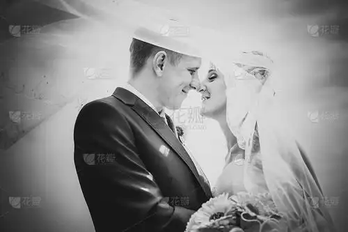 新婚夫妇的黑白肖像其他图片
