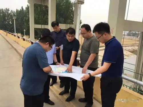 常务副县长路阔到我镇督导防汛工作
