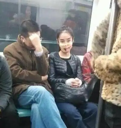 gif搞笑趣图媳妇儿,你戴这样的口罩乘地铁,不怕把整个车厢的乘客吓坏啊
