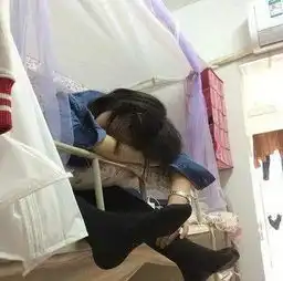 搞笑gif这种酷炫的睡姿才适合我
