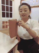 搞笑gif图片右边肯定是个男的因为同性相斥
