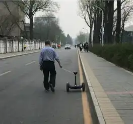搞笑gif现在人们怎么想的不知道,要么直接别穿了,光着就行了
