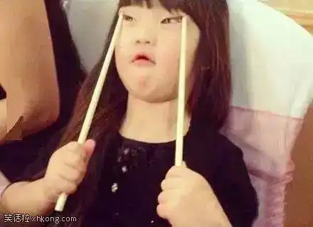 搞笑图片拍照是个技术活,这个借位不错
