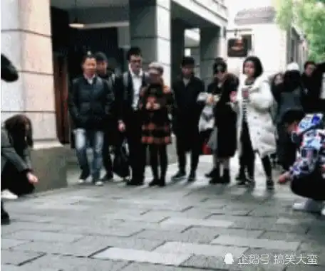 搞笑gif趣图闺蜜说她最近减肥,每顿饭只吃一个水饺

