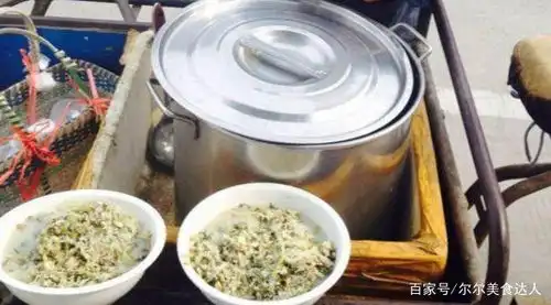 70岁老人推三轮车卖它,已经快要失传了,一出摊就被包抄
