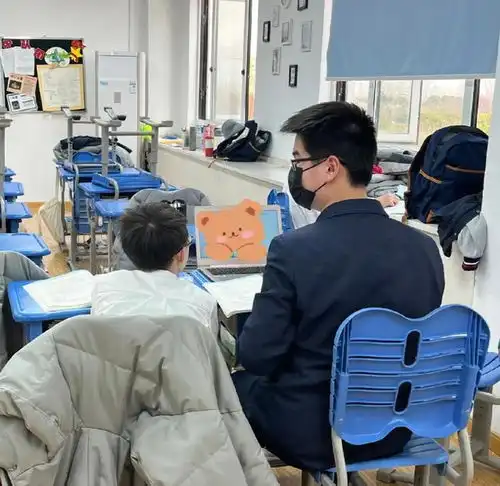 搞笑图片还以为在备考复习,结果却是在打麻将
