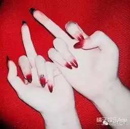 搞事情连指甲缝里都要涂上颜色的louboutin美甲
