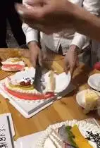 搞笑gif趣图大爷,都要倒了,一点危险意识都没有,没事吧
