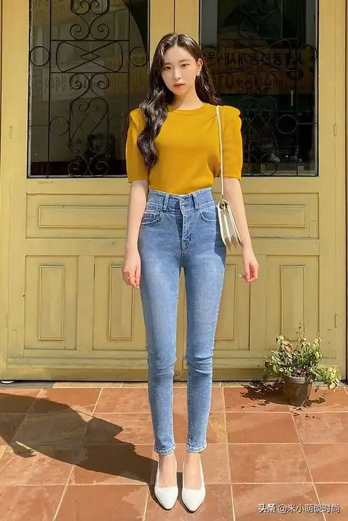 美女图集紧身牛仔裤总是很迷人,走到哪儿都是焦点,满是性感风
