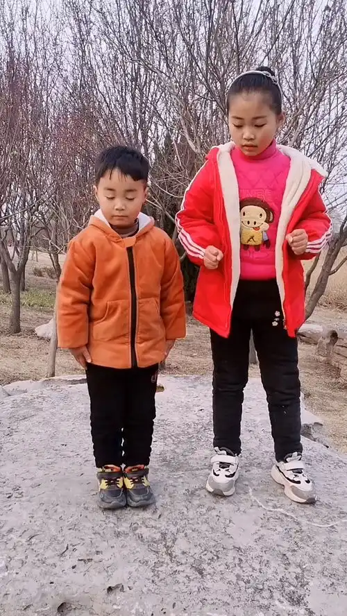 今天太冷了,和弟弟出来活动活动搞笑家庭
