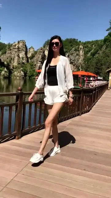 高挑的美女这样穿搭,这样街拍真是有趣,性感大长腿
