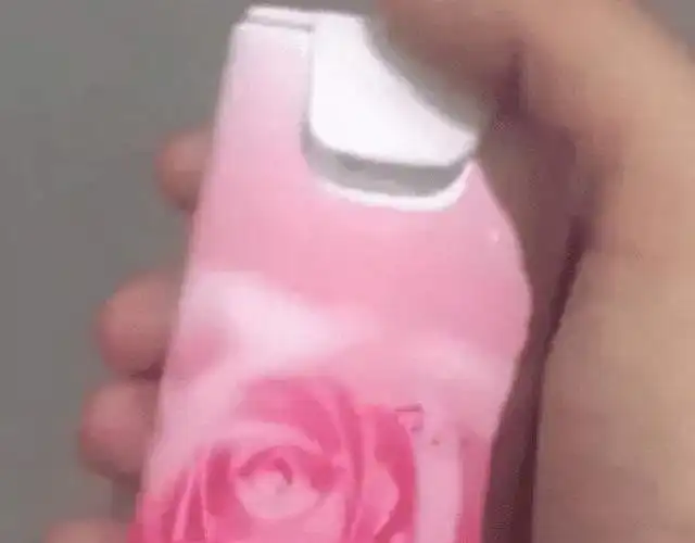 男子着急上厕所拿女同事一包纸,打开后尴尬了,网友自求多福吧
