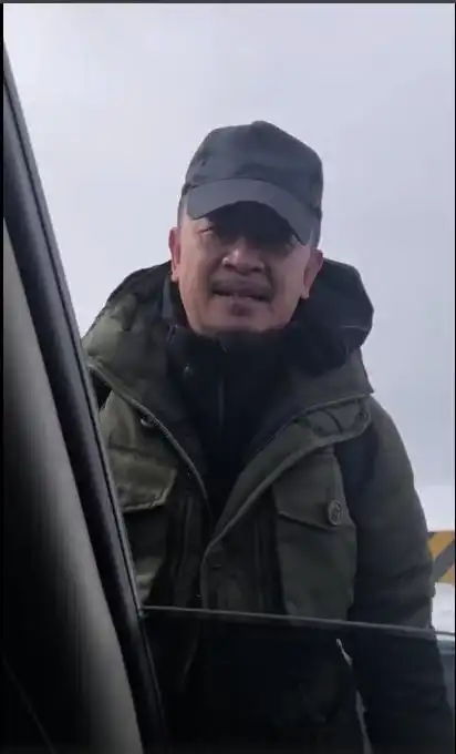 黄海波终于露脸,高原公路上独自行走,被朋友坑惨
