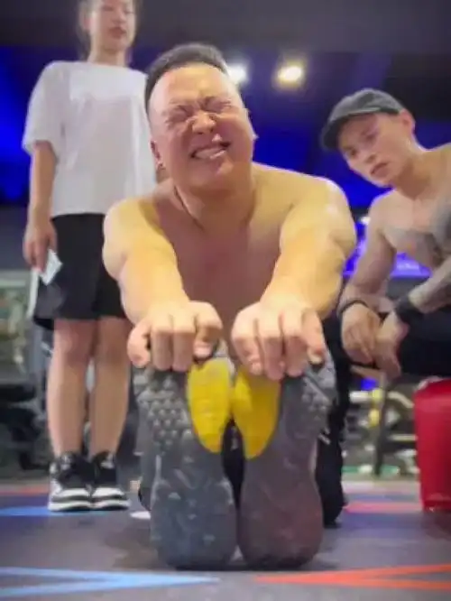 胖哥压腿,不当演员可惜了健身搞笑健身日常
