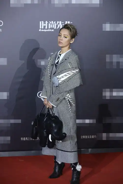 组图杨幂张雨绮万茜黄圣依红毯比美蔡徐坤邓伦张若昀帅气十足
