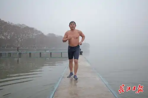 东湖冬泳,武汉大爷硬核健身图集
