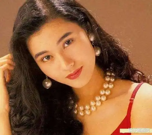 李嘉欣出院后参加聚会,脸上浮肿已消失,曾进急诊抢救险成植物人
