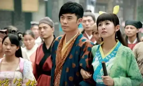 张子萱大女儿包饺子给妹妹吃,小女儿冲天揪搞怪可爱,陈赫未出镜
