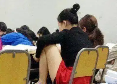 搞笑gif趣图妹子长点心吧,你这种坐姿霸气侧漏了啊
