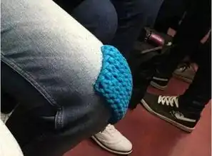 搞笑图片妹子,背影不错,但那根黄瓜和餐巾纸是什么意思
