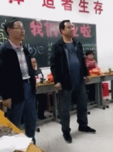 gif搞笑趣图今天是个好日子,但是怎么总是让我出丑啊
