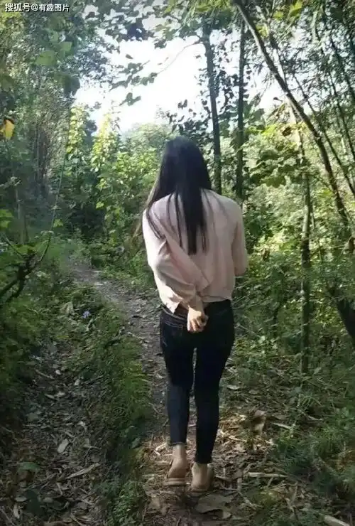 搞笑gif趣图小姐姐已被我骗到后山,请问接下来该怎么办在线等
