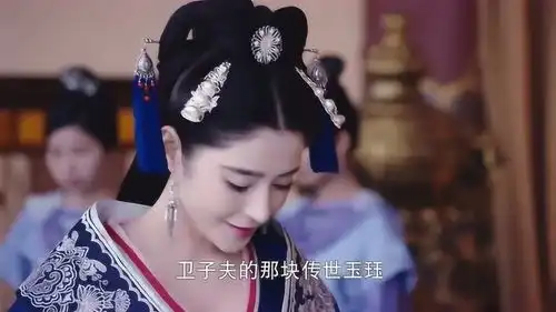美女把玉珏当宝贝到处炫耀,被太子妃当场揭穿是假货,这下出尽洋相
